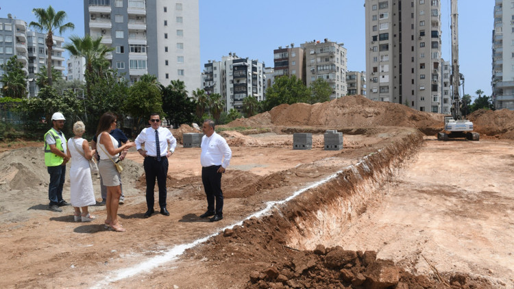 Başkan Özyiğit, kent kütüphanesinin inşaat alanını inceledi