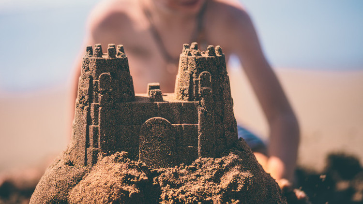 Kumla oynayan çocuklar daha sakin... 5 adımda çocukla tatil için öneriler