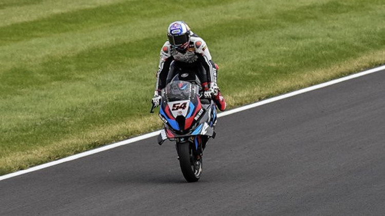 Toprak Razgatlıoğlu, İngilterede 3te 3 yaptı Toprak Razgatlıoğlu, İngilterede 3te 3 yaptı