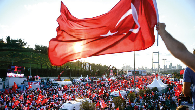 Darbe girişiminin 8. yılında küresel anma Darbe girişiminin 8. yılında küresel anma
