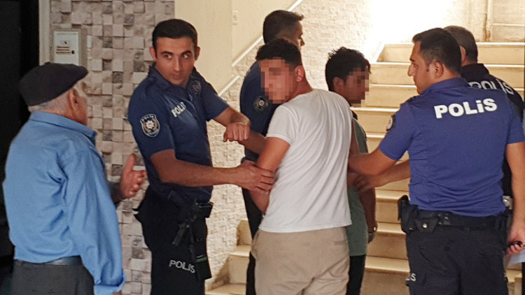 Ispartada polisiz diyerek evine girdikleri kadını gasbettiler 2 şüpheli tutuklandı Ispartada polisiz diyerek evine girdikleri kadını gasbettiler 2 şüpheli tutuklandı