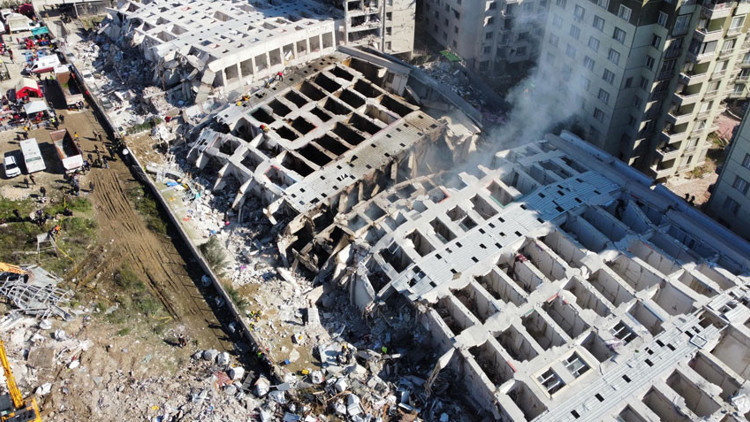 Rönesans Rezidans davasının tutuklu sanığı duruşmada kalp krizi geçirdi Rönesans Rezidans davasının tutuklu sanığı duruşmada kalp krizi geçirdi
