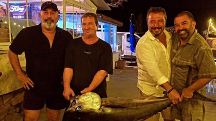 Cem Yılmaz ile Bülent Şakraktan 37 kiloluk orkinos Cem Yılmaz ile Bülent Şakraktan 37 kiloluk orkinos