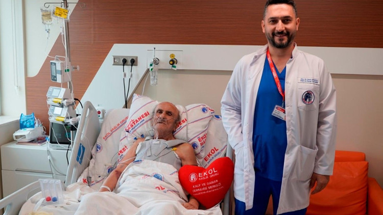 Ekol Hastanesi’nde lokal anesteziyle koroner by-pass operasyonu yapıldı