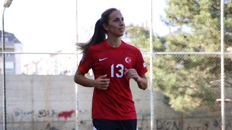 Huelvaya transfer olan milli futbolcu Birgül Sadıkoğlu, İspanyanın gol kraliçesi olmak istiyo Huelvaya transfer olan milli futbolcu Birgül Sadıkoğlu, İspanyanın gol kraliçesi olmak istiyo