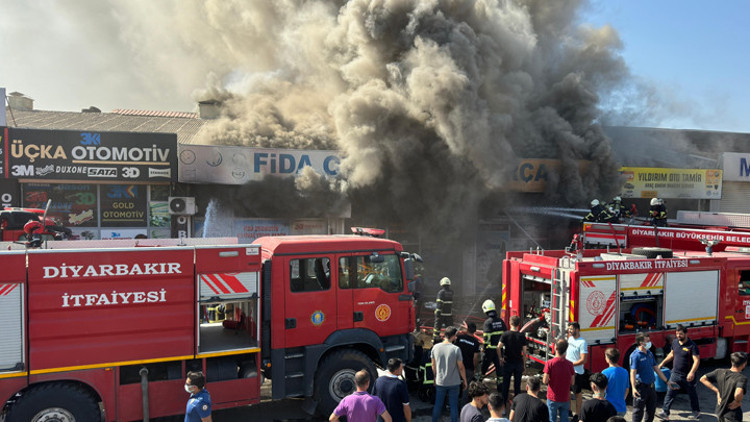 Diyarbakır’da sanayi sitesinde yangın 4 iş yerine yayıldı