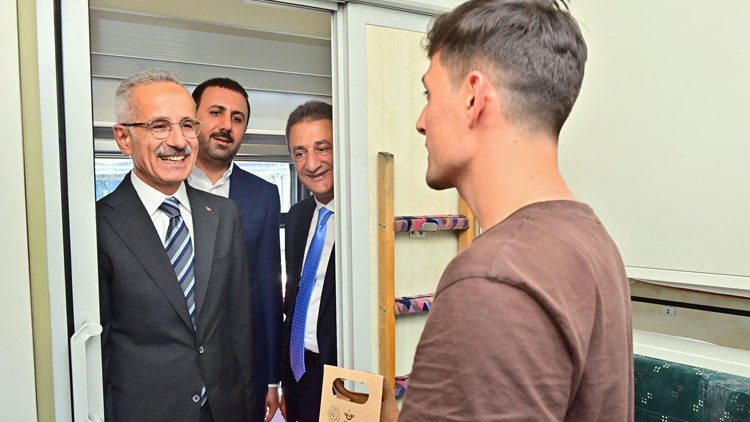 Gençler trenle seyahat etti Gençler trenle seyahat etti