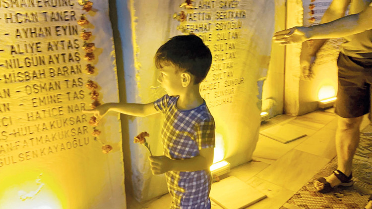 Çeyrek asırdır dinmeyen acı... Büyük depremin 25. yılında mumlarla anıldılar Çeyrek asırdır dinmeyen acı... Büyük depremin 25. yılında mumlarla anıldılar