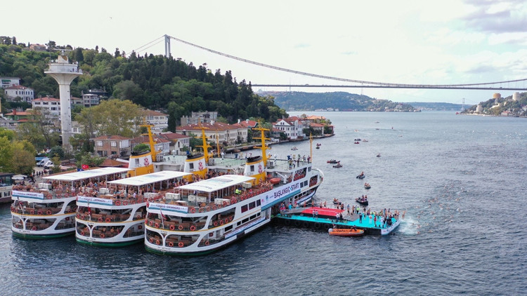 Binlerce yüzücü 36. kez İstanbul Boğazı’nda kıtaları kulaçlarıyla birleştirdi Binlerce yüzücü 36. kez İstanbul Boğazı’nda kıtaları kulaçlarıyla birleştirdi