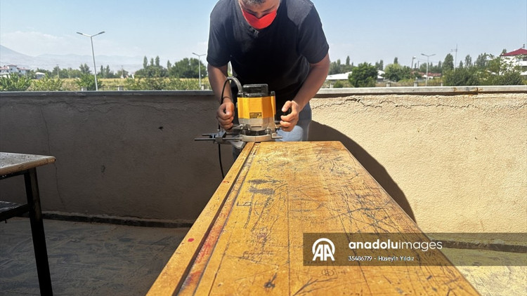Okul müdürünün makinesiyle sınıf sıraları parladı Okul müdürünün makinesiyle sınıf sıraları parladı
