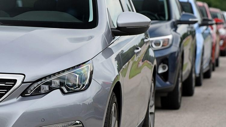 Avrupa otomobil pazarı elektrikli araç satışlarının düşmesiyle daraldı