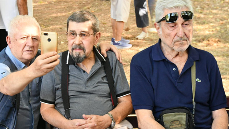 Usta oyuncu evlat acısıyla sarsılmıştı... Cenaze töreninde tepki çeken görüntü Usta oyuncu evlat acısıyla sarsılmıştı... Cenaze töreninde tepki çeken görüntü
