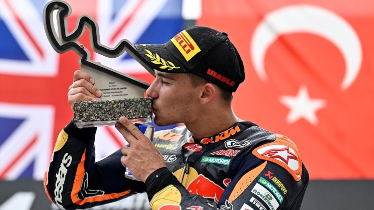 Milli motosikletçi Deniz Öncüden bir ilk Moto2 kariyerinde... Milli motosikletçi Deniz Öncüden bir ilk Moto2 kariyerinde...