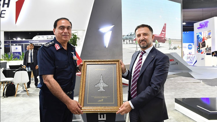 Mısır Hava Kuvvetleri Komutanı Abdülcevattan TUSAŞ standına ziyaret Mısır Hava Kuvvetleri Komutanı Abdülcevattan TUSAŞ standına ziyaret