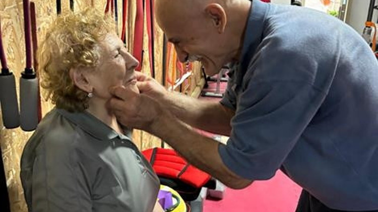 Anne oğulun güç veren dayanışması Anne oğulun güç veren dayanışması