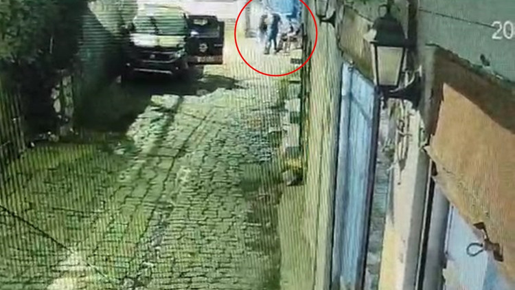 Polis memuruna bıçakla saldırıp, yaraladı; o anlar kamerada Polis memuruna bıçakla saldırıp, yaraladı; o anlar kamerada