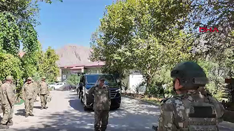 Kara Kuvvetleri Komutanı Bayraktaroğlu, hudut hattı ve sınır ötesinde incelemelerde bulundu Kara Kuvvetleri Komutanı Bayraktaroğlu, hudut hattı ve sınır ötesinde incelemelerde bulundu