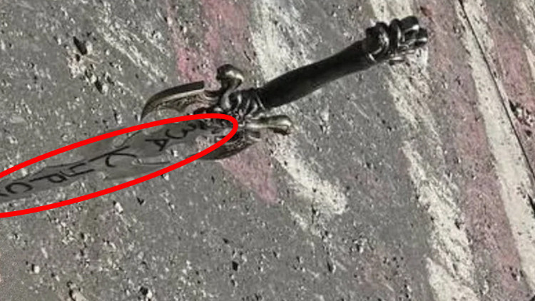 Üzerinde Kursk için yazan kılıçla infaz edildi, Ukrayna ayağa kalktı Kan donduran görüntü... Üzerinde Kursk için yazan kılıçla infaz edildi, Ukrayna ayağa kalktı Kan donduran görüntü...