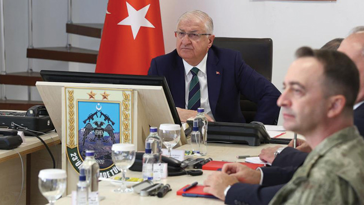 Bakan Güler, sınır ötesindeki birlik komutanlarıyla görüştü Bakan Güler, sınır ötesindeki birlik komutanlarıyla görüştü