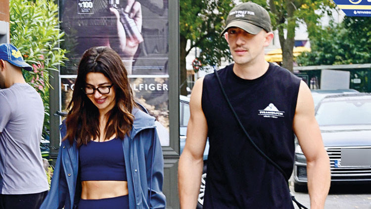 Nesrin Cavadzade: Kedim tırmaladı Nesrin Cavadzade: Kedim tırmaladı