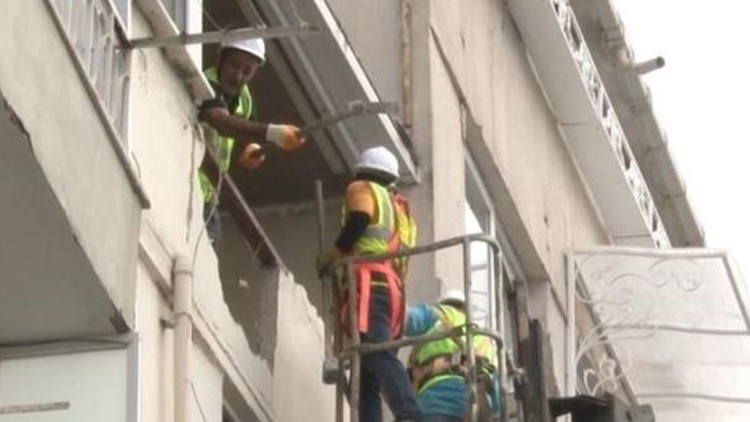 4. kattaki dairenin banyosu çökmüştü: İstanbuldaki yarım asırlık bina yıkılıyor 4. kattaki dairenin banyosu çökmüştü: İstanbuldaki yarım asırlık bina yıkılıyor