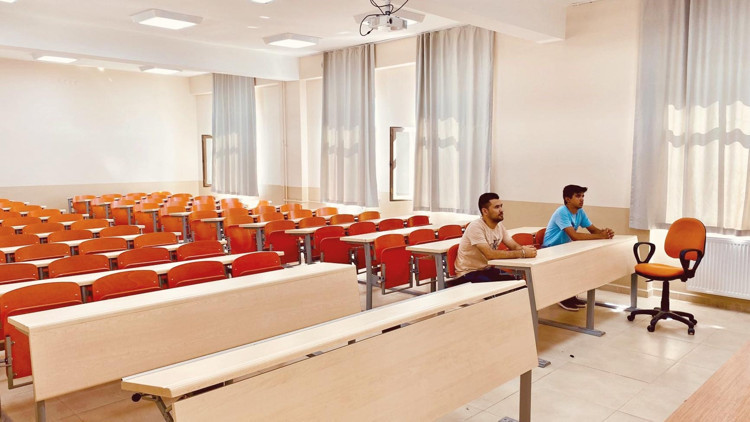 Eğitim fakültesinde boş amfi... 2 öğrenciye 17 hoca var Eğitim fakültesinde boş amfi... 2 öğrenciye 17 hoca var