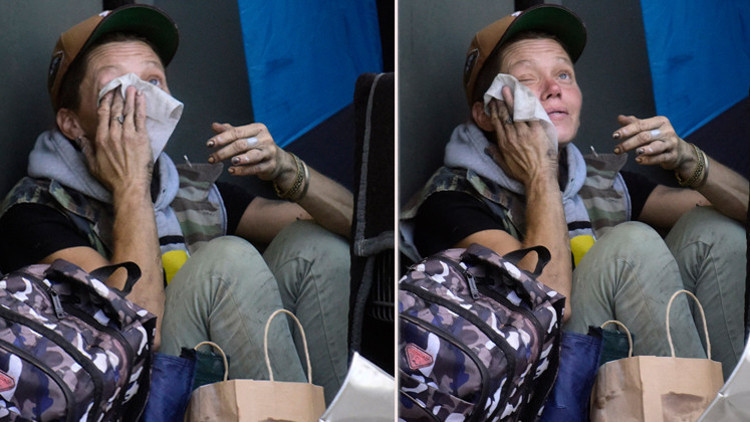 Pırıltılı hayatı göz açıp kapatıncaya kadar bitti: Artık yemeğini bile sokaklarda yiyor Pırıltılı hayatı göz açıp kapatıncaya kadar bitti: Artık yemeğini bile sokaklarda yiyor