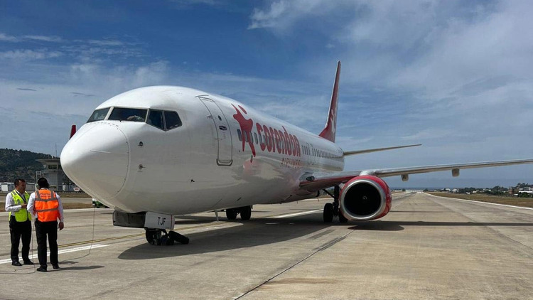 Antalya Havalimanına inen uçağın lastikleri patladı Antalya Havalimanına inen uçağın lastikleri patladı