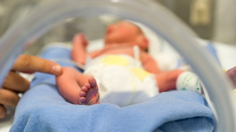 Yeni doğmuş bebeği klozete bıraktı Rus kadın ve arkadaşı gözaltına alındı Yeni doğmuş bebeği klozete bıraktı Rus kadın ve arkadaşı gözaltına alındı