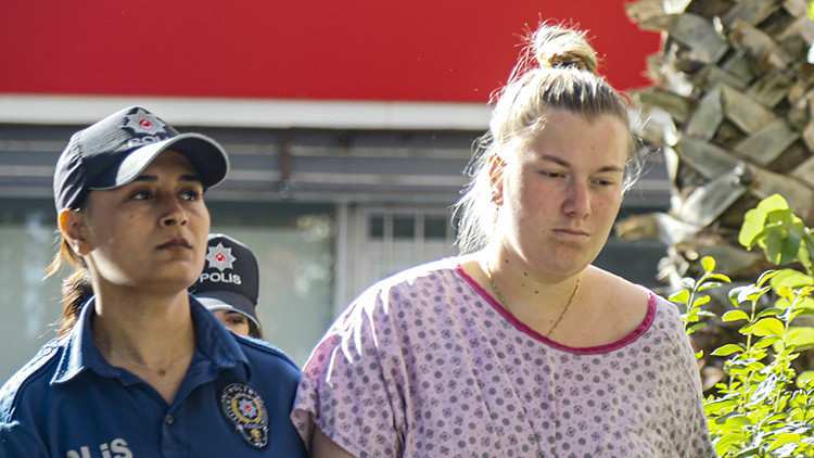 Havalimanı tuvaletine bebeğini bırakan Rus kadın tutuklandı Havalimanı tuvaletine bebeğini bırakan Rus kadın tutuklandı