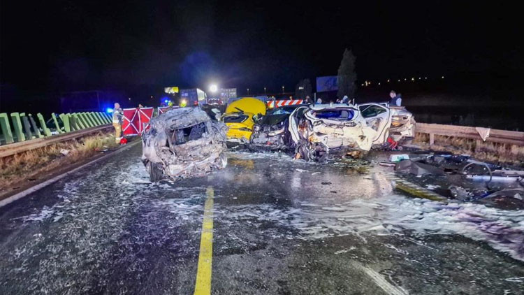 Zincirleme kazada 21 araç birbirine girdi: 4 ölü, 15 yaralı Zincirleme kazada 21 araç birbirine girdi: 4 ölü, 15 yaralı