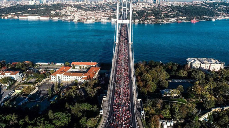 İstanbul Maratonu’nda 46. yıl Asya ve Avrupa’yı birleştiren koşu... İstanbul Maratonu’nda 46. yıl Asya ve Avrupa’yı birleştiren koşu...