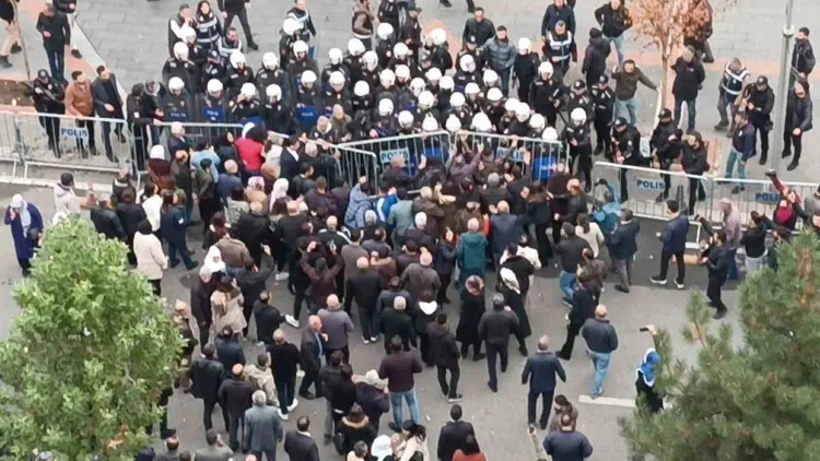 8 ilde operasyon: Polise taş atıp saldırıda bulunan 140 şüpheli yakalandı 8 ilde operasyon: Polise taş atıp saldırıda bulunan 140 şüpheli yakalandı