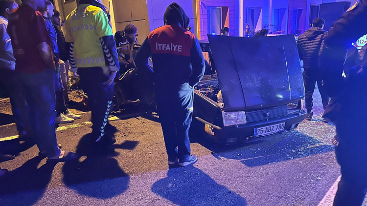 Otomobil aydınlatma direğine çarptı; 1 kişi hayatını kaybetti Otomobil aydınlatma direğine çarptı; 1 kişi hayatını kaybetti