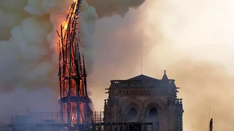 Tarihi katedral yanmıştı: 5 yıl sonra çan sesi yükseldi Tarihi katedral yanmıştı: 5 yıl sonra çan sesi yükseldi