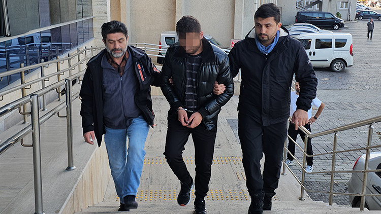 Trafikte kavga ettiği kişiyi bıçakladı, mahalleli linç girişiminde bulundu Trafikte kavga ettiği kişiyi bıçakladı, mahalleli linç girişiminde bulundu