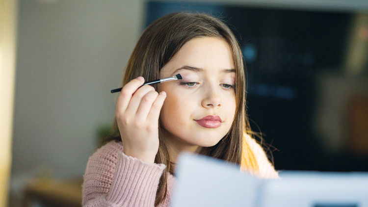 Uzmanlar uyardı: Makyaj yaşı 10a indi Uzmanlar uyardı: Makyaj yaşı 10a indi