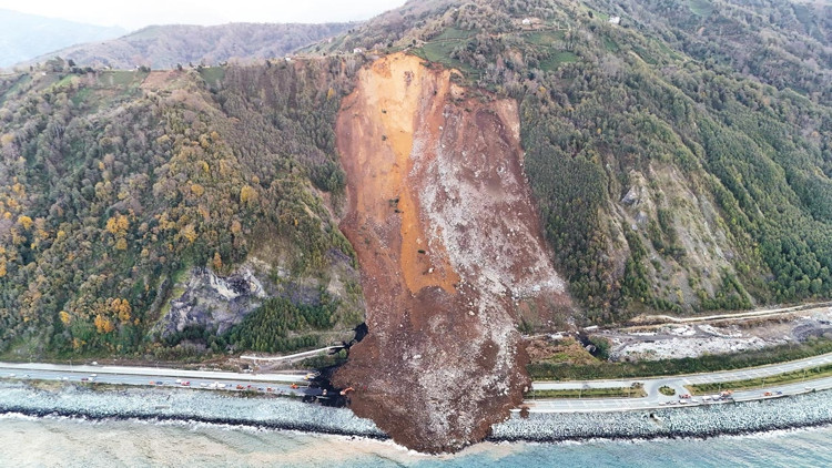 Faciadan dönüldü... Karayolunun 200 metrelik bölümünü yuttu Toprak yığınının yüksekliği 4 metre Faciadan dönüldü... Karayolunun 200 metrelik bölümünü yuttu Toprak yığınının yüksekliği 4 metre