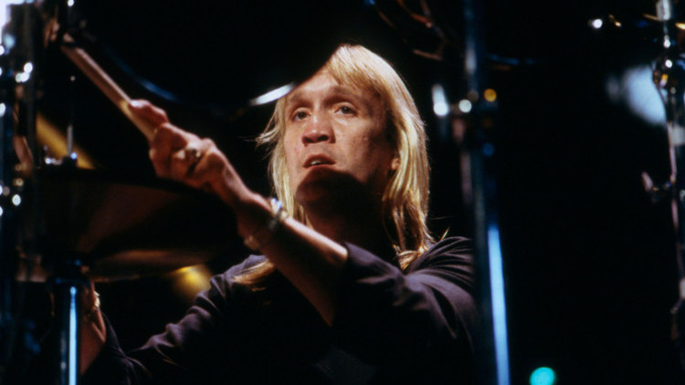 Iron Maiden grubunun davulcusu kendini emekli etti Iron Maiden grubunun davulcusu kendini emekli etti