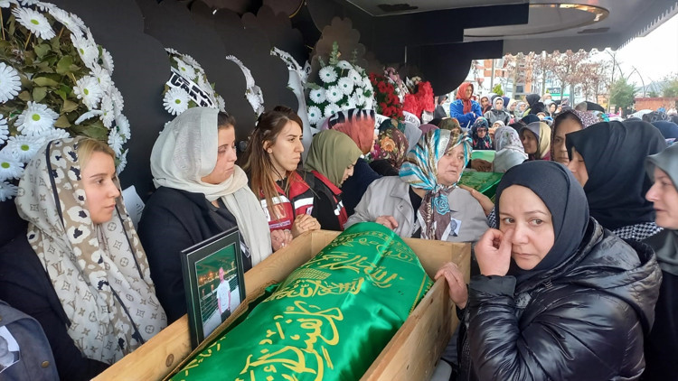 4 genç heyelanda hayatını kaybetmişti... Son yolculuklarına uğurlandı 4 genç heyelanda hayatını kaybetmişti... Son yolculuklarına uğurlandı