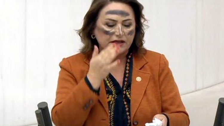 CHPli vekil Müzeyyen Şevkin, TBMMde madenciler için yüzünü siyaha boyadı CHPli vekil Müzeyyen Şevkin, TBMMde madenciler için yüzünü siyaha boyadı