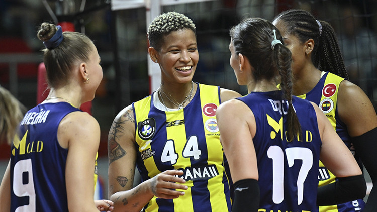 Fenerbahçe 4te 4 yaptı, liderliğini sürdürdü Fenerbahçe 4te 4 yaptı, liderliğini sürdürdü