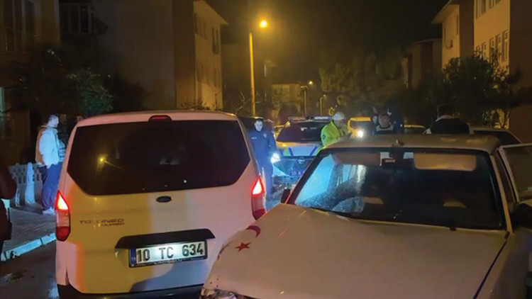 Dur ihtarına uymayan alkollü sürücünün kullandığı otomobil, 2si polis 3 araca çarptı Dur ihtarına uymayan alkollü sürücünün kullandığı otomobil, 2si polis 3 araca çarptı