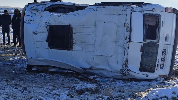 Servis minibüsü tarlaya yuvarlandı; 11 öğretmen yaralı Servis minibüsü tarlaya yuvarlandı; 11 öğretmen yaralı