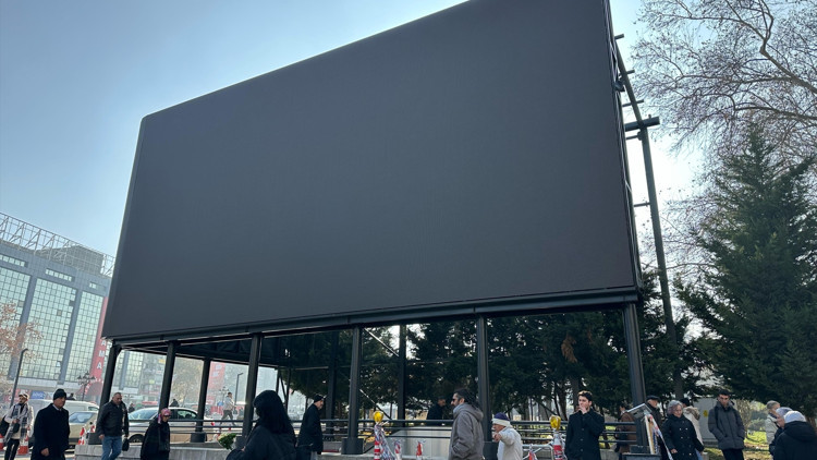 Ankarada sit alanına dikilen reklam panosuna inceleme Ankarada sit alanına dikilen reklam panosuna inceleme