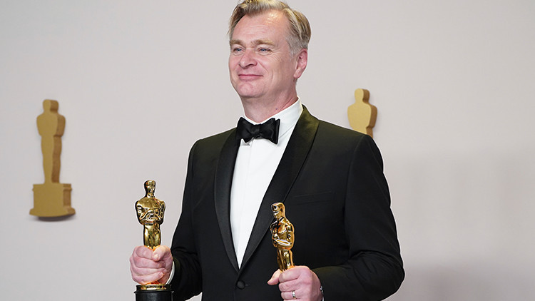 Kadrosu yıldızlar geçidi gibi… Christopher Nolanın yeni filminin adı ve gösterim tarihi belli oldu Kadrosu yıldızlar geçidi gibi… Christopher Nolanın yeni filminin adı ve gösterim tarihi belli oldu