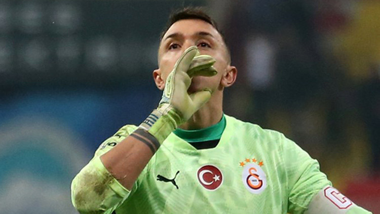 Fernando Muslera sürprizi Gidecek mi kalacak mı derken Galatasaray harekete geçti... Fernando Muslera sürprizi Gidecek mi kalacak mı derken Galatasaray harekete geçti...