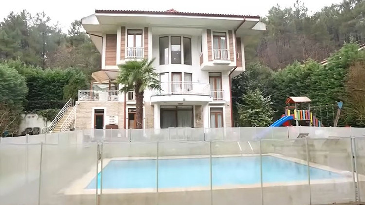 Ünlü şarkıcı 4 katlı 5 odalı muhteşem villada yaşıyor Ünlü şarkıcı 4 katlı 5 odalı muhteşem villada yaşıyor