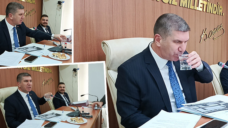 Belediye başkanı, hizmetini bu şekilde anlattı: Bardakla getirip mecliste içti Belediye başkanı, hizmetini bu şekilde anlattı: Bardakla getirip mecliste içti