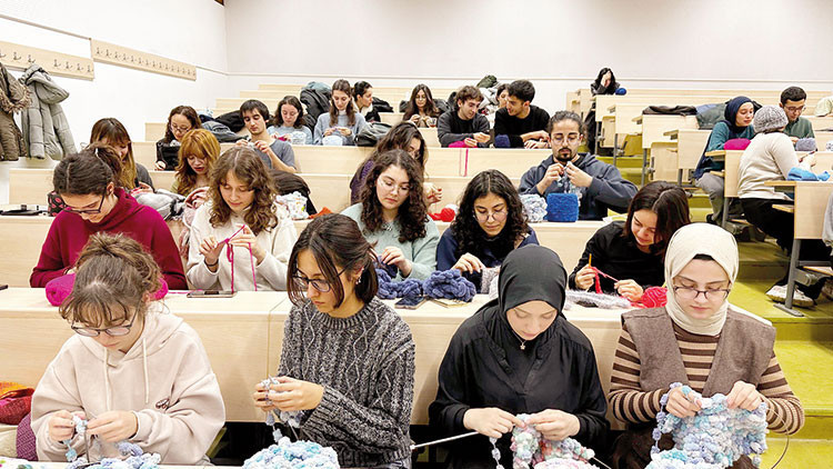 Örgünün cinsiyeti olmaz... Örgü kadın işidir’ önyargısını yıkıyorlar Örgünün cinsiyeti olmaz... Örgü kadın işidir’ önyargısını yıkıyorlar